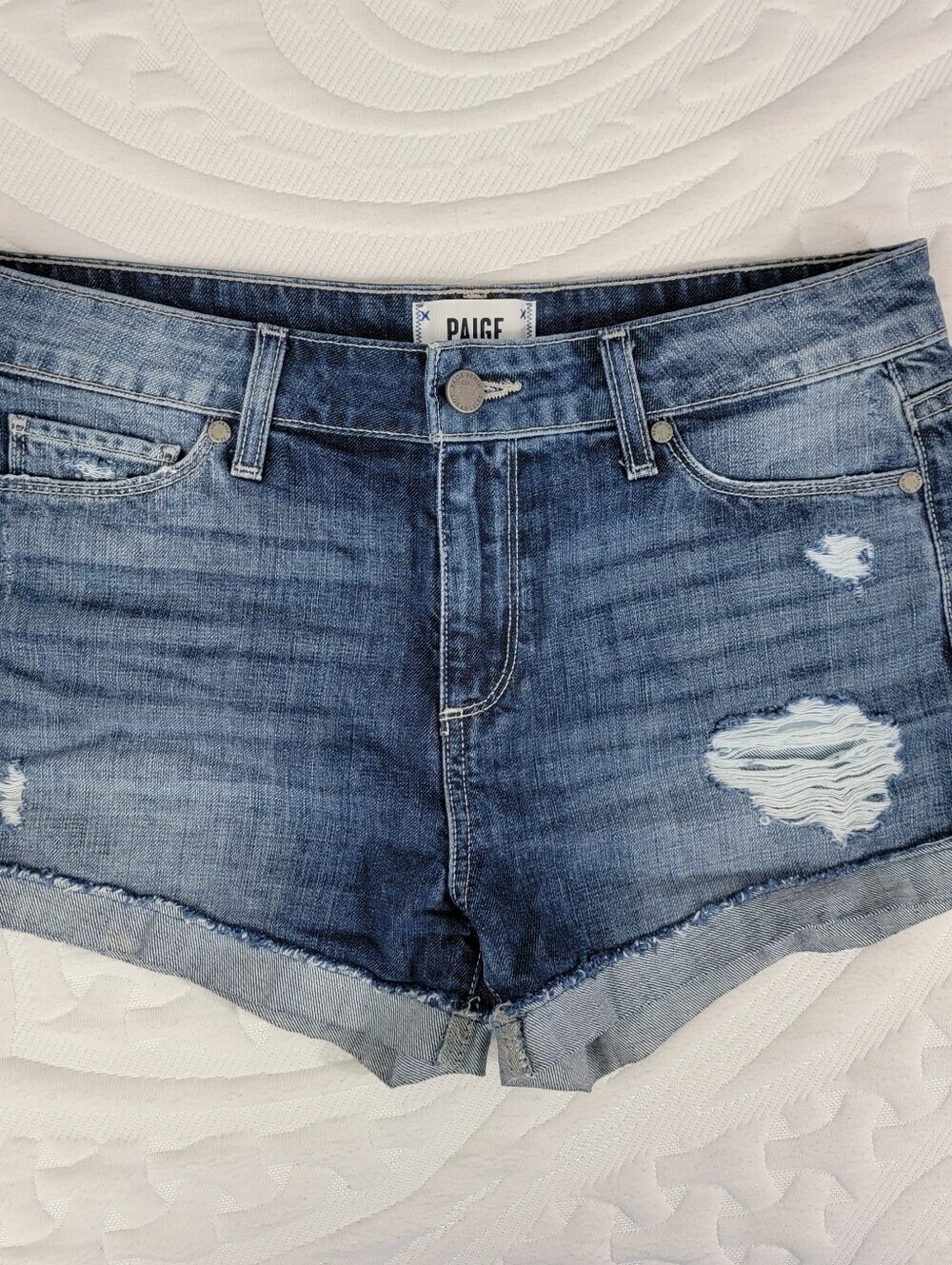 PAIGE Jimmy Jimmy Shorts Medium Wash Denim Cuffed Women’s Size 28 Distressed